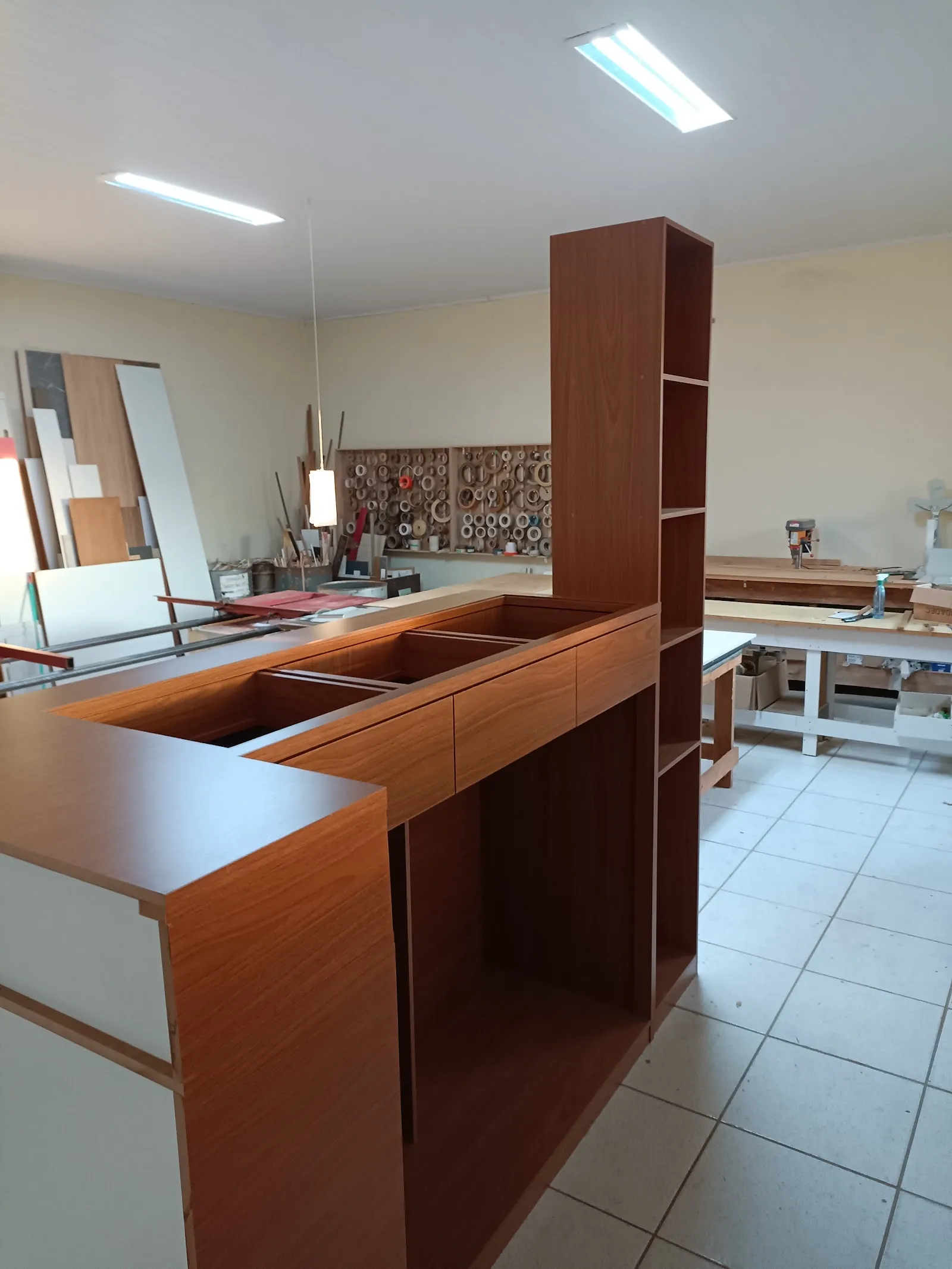 Balcão planejado amadeirado com estante em fabricação