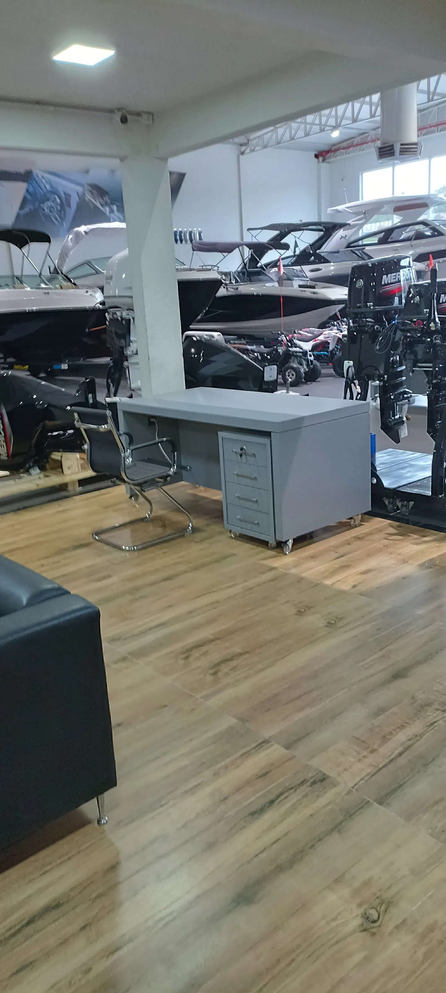 Mesa de escritório planejada com gaveteiro em ambiente comercial