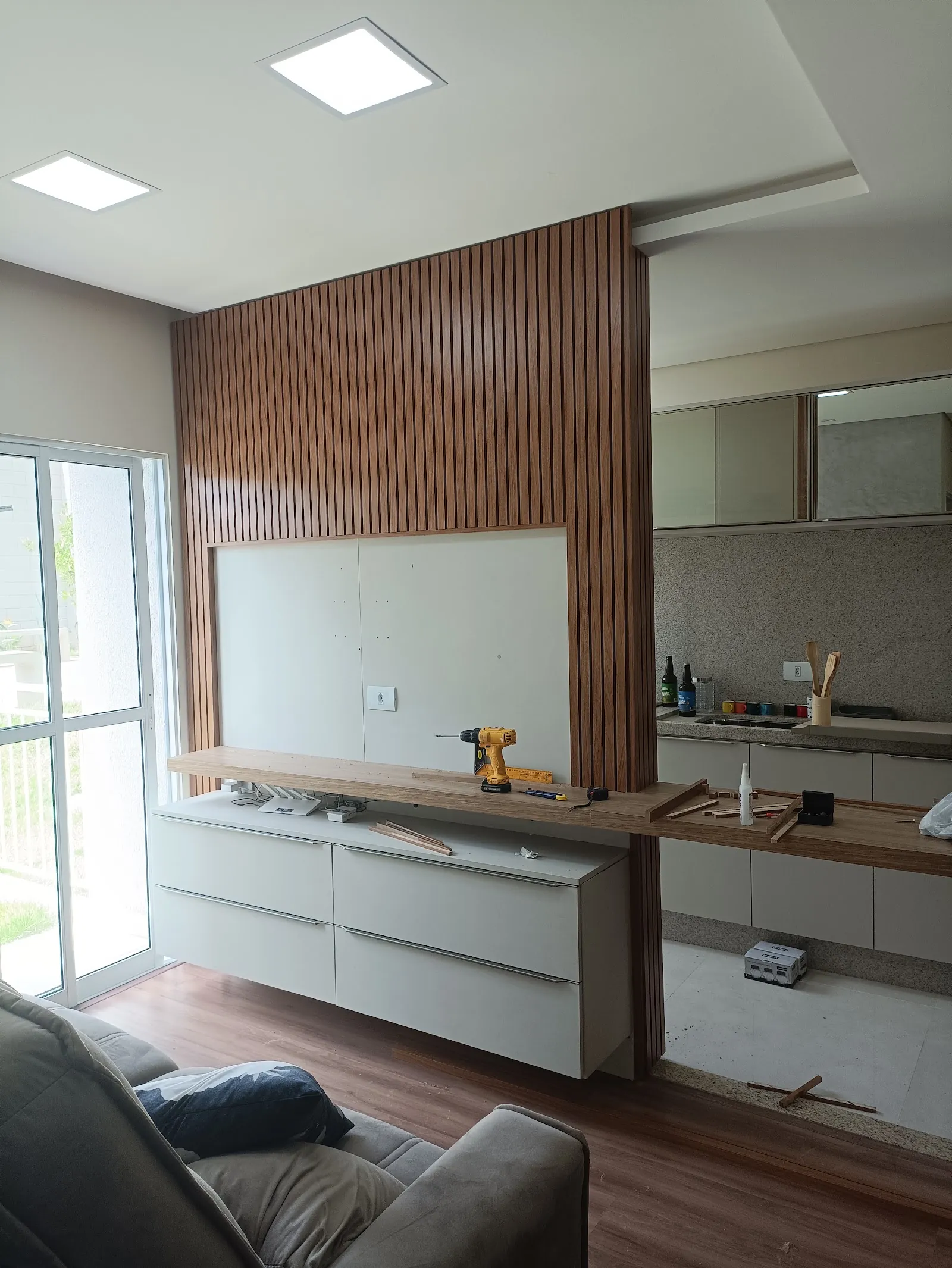 Painel de TV com ripado amadeirado e rack suspenso branco